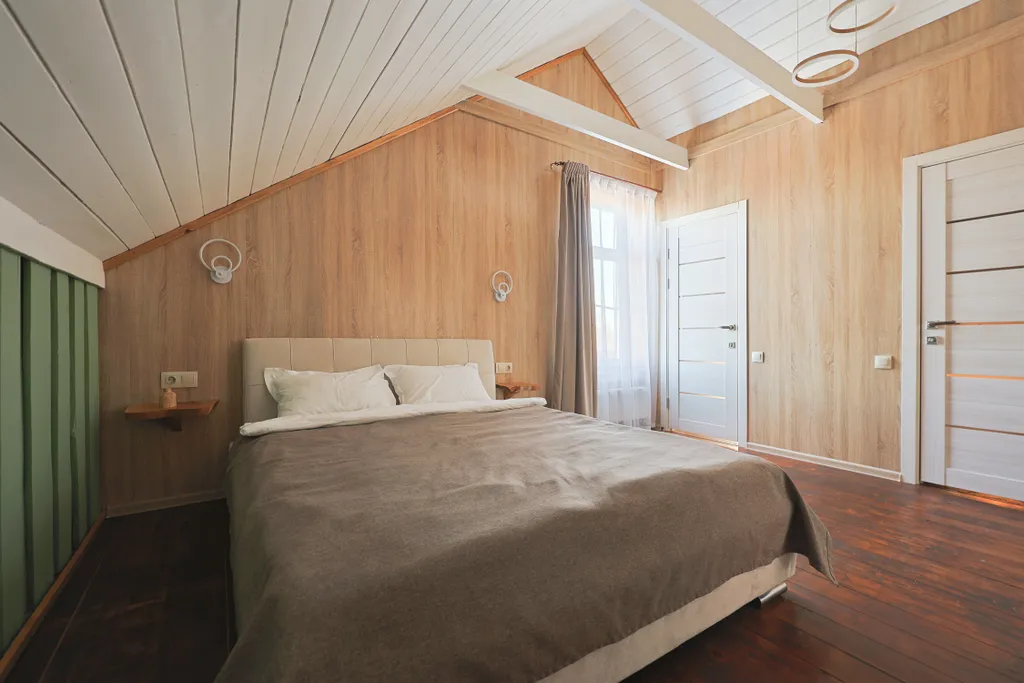 Современный двухэтажный дом из натурального дерева, с большими окнами