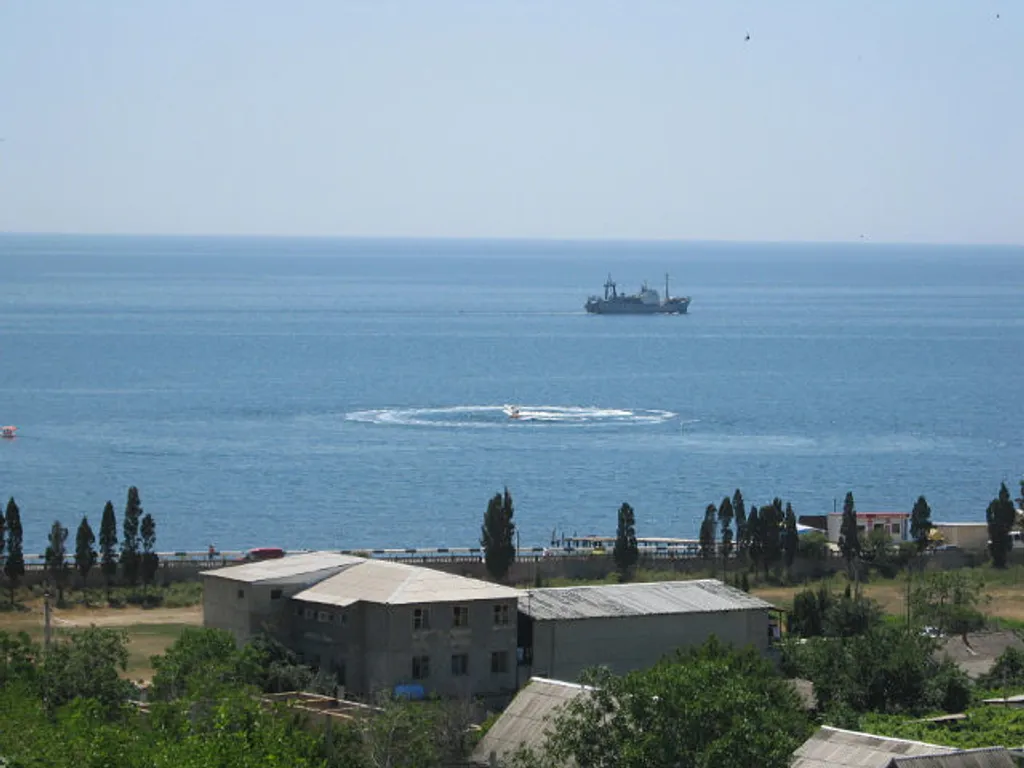 Номер с видом на море, горы и поселок