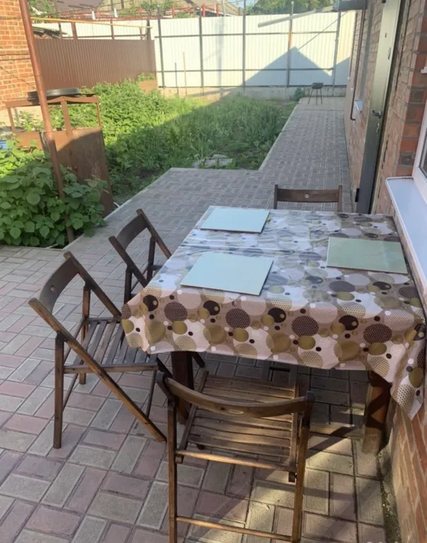 Дом с парковкой во дворе