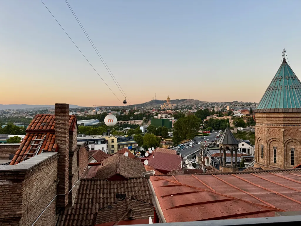 Трёхкомнатные апартаменты в Старом городе с видом на весь Тбилиси