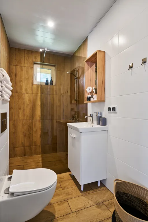 Коттедж в окружении леса с джакузи и сауной