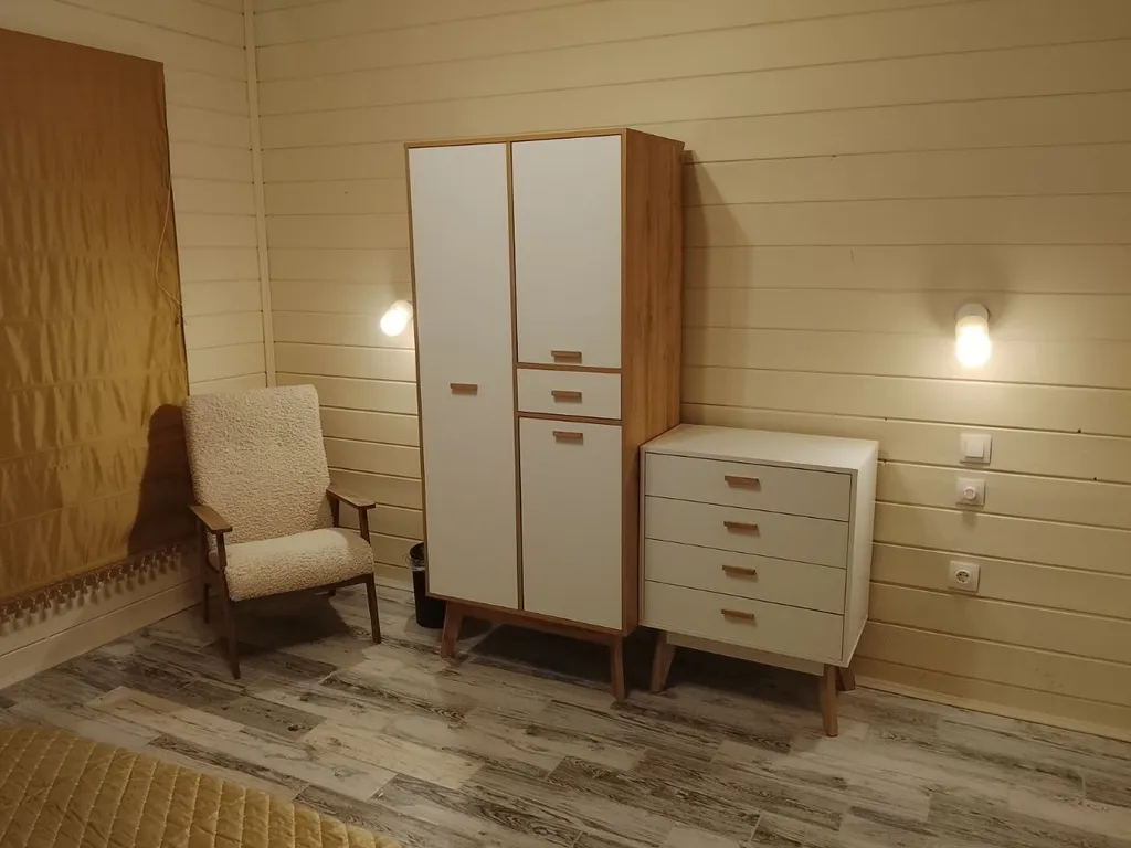 Большой дом А-Фрейм среди молодого елового леса