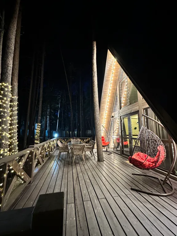 Сказочный дом в лесу с видом на горы