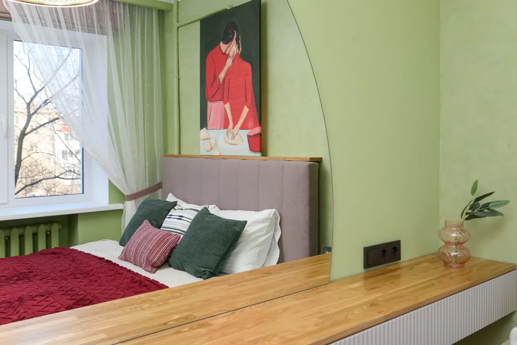 Bишневый aтлac — яркая квартира с биокамином