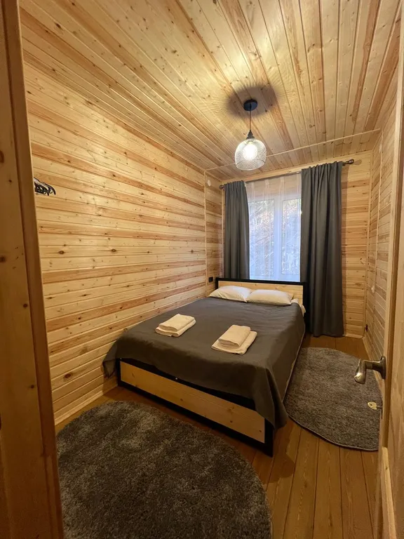 Уютный дом в лесу с видом на горы