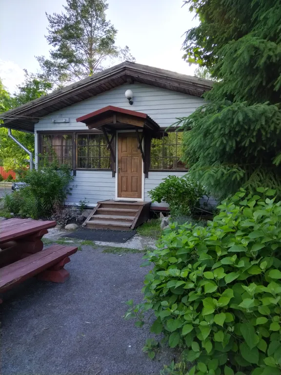 Малый коттедж на берегу озера