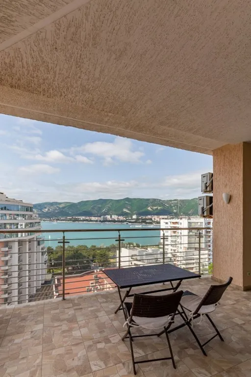 Квартира с террасой и видом на море