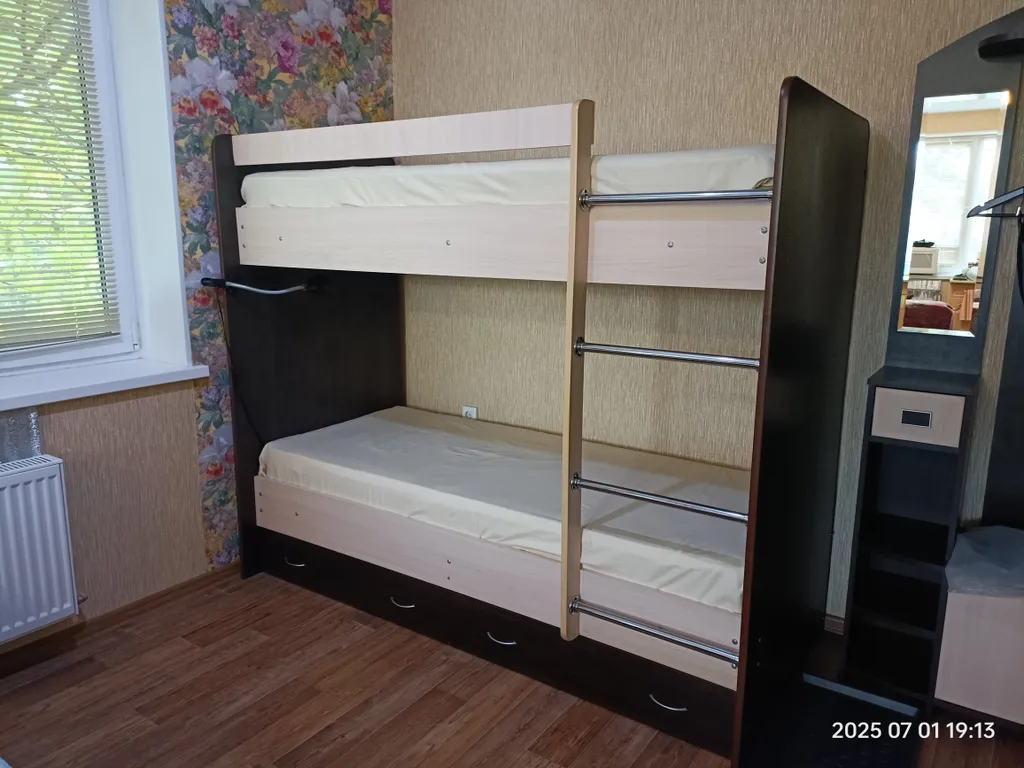 Большая студия для дружной компании с видом на сквер с белочками