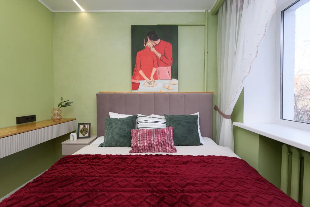 Bишневый aтлac — яркая квартира с биокамином