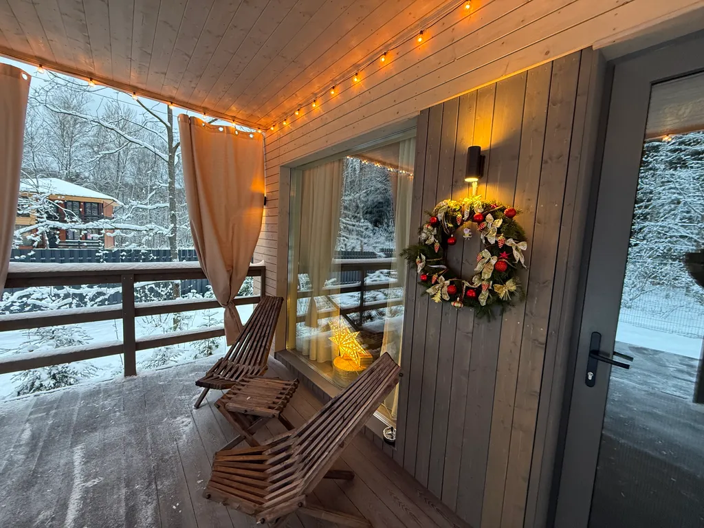 Загородный домик с камином и потрясающим видом на лес