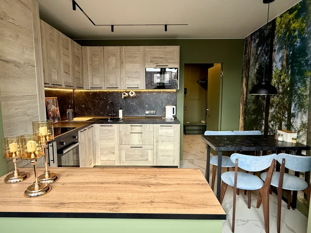 Розовая лошадка у себя дома