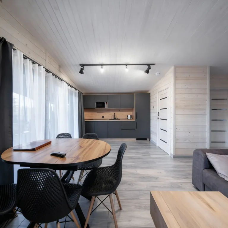 Новый домик в лесу у залива