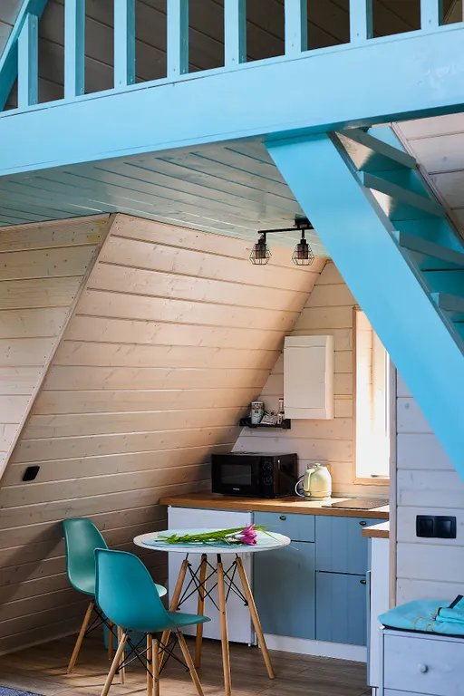 Дом-шалаш на берегу озера