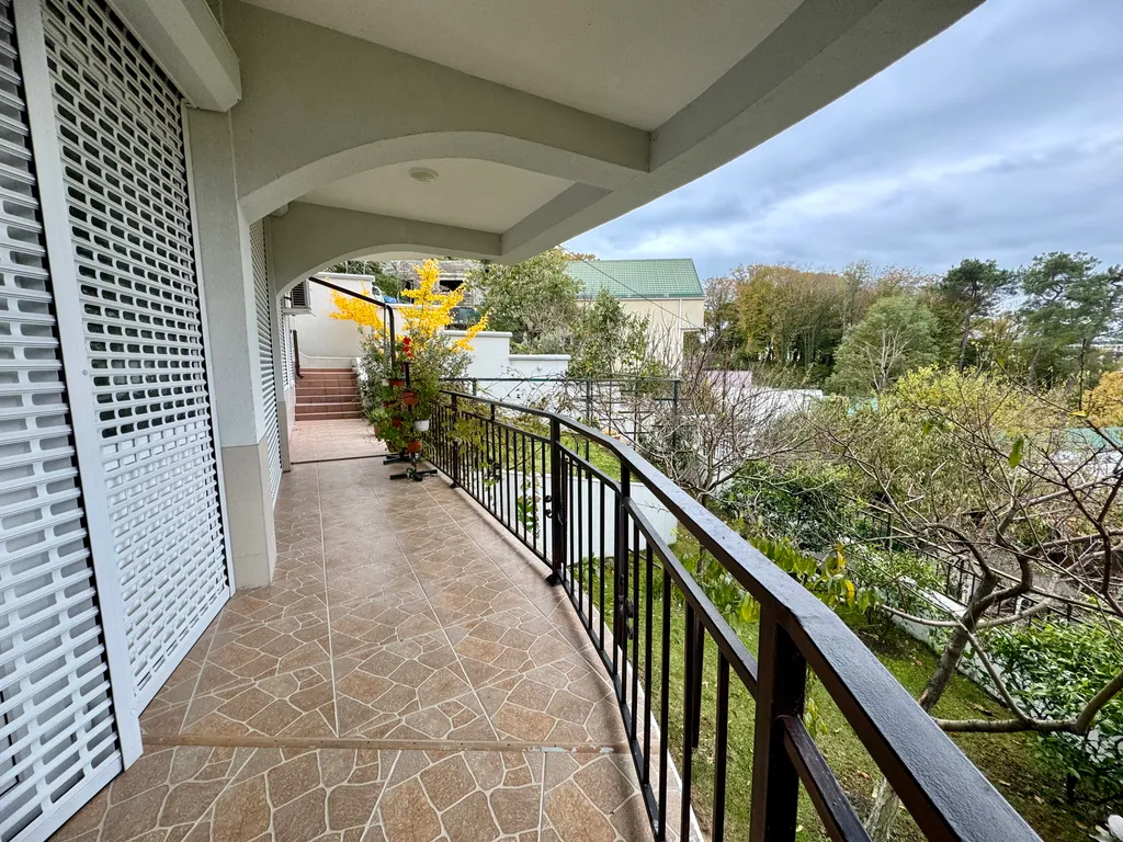 Дом с бассейном и баней у моря