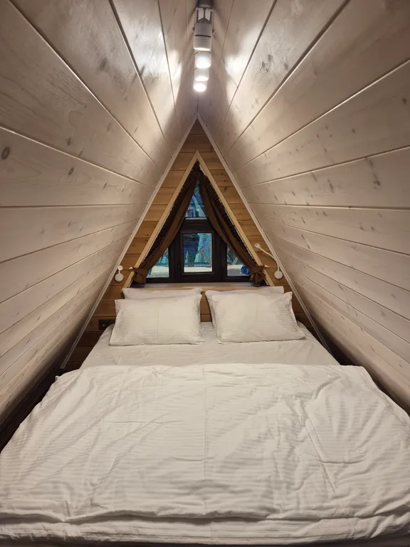 Уютный домик Серый A-Frame с террасой