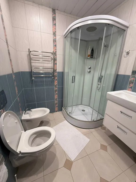 Дом с бассейном, спортзалом и 3 спальнями