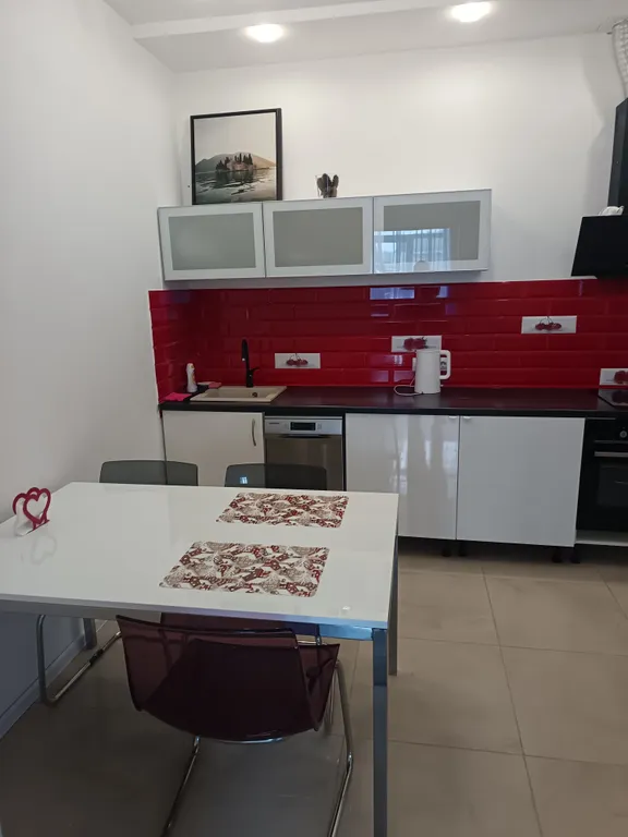 Часть жилого дома с отдельным собственным двориком