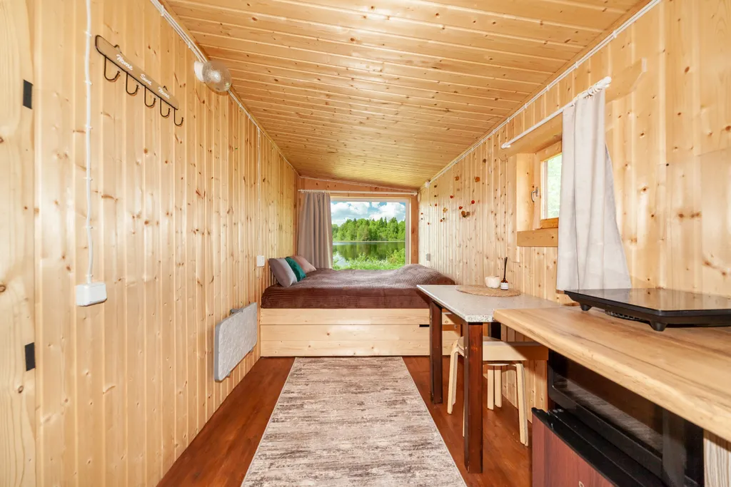 Домик с панорамным окном на берегу озера