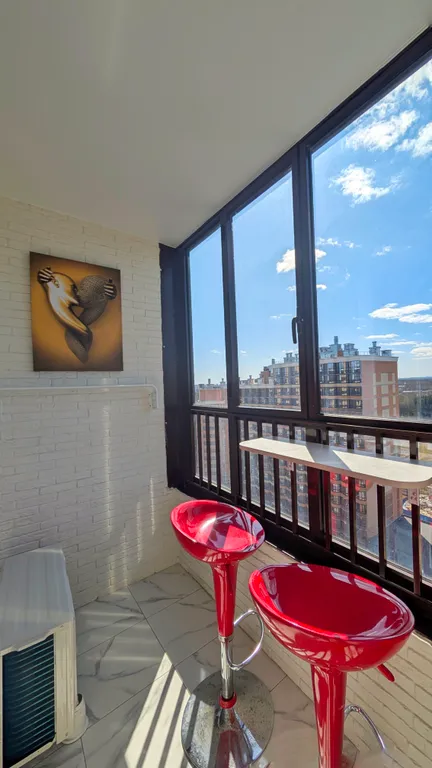 Видовая студия с большой лоджией, кондиционером и джакузи