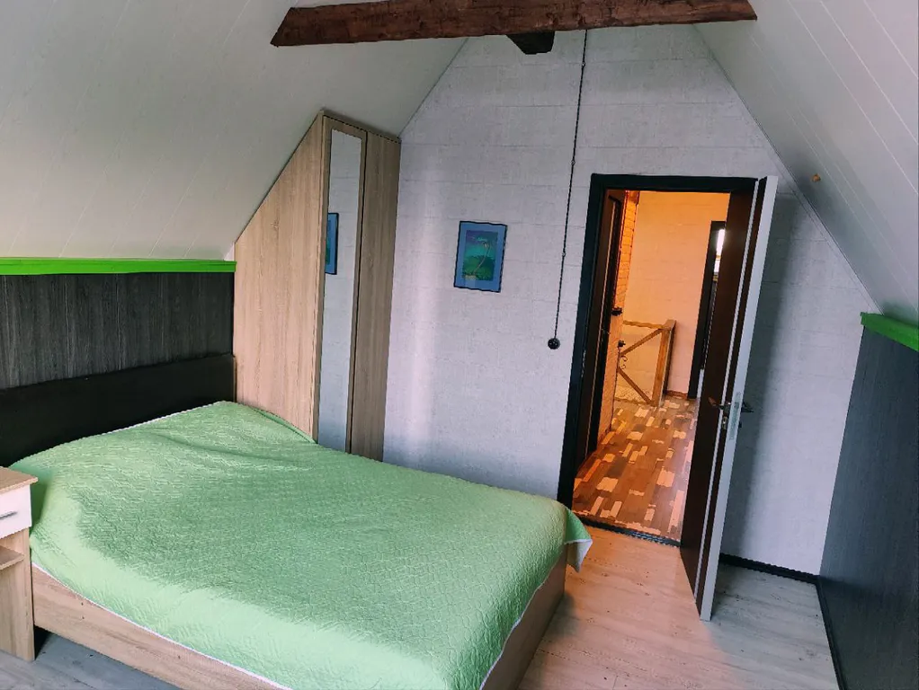 Современный дом с уличной подогреваемой купелью и сауной