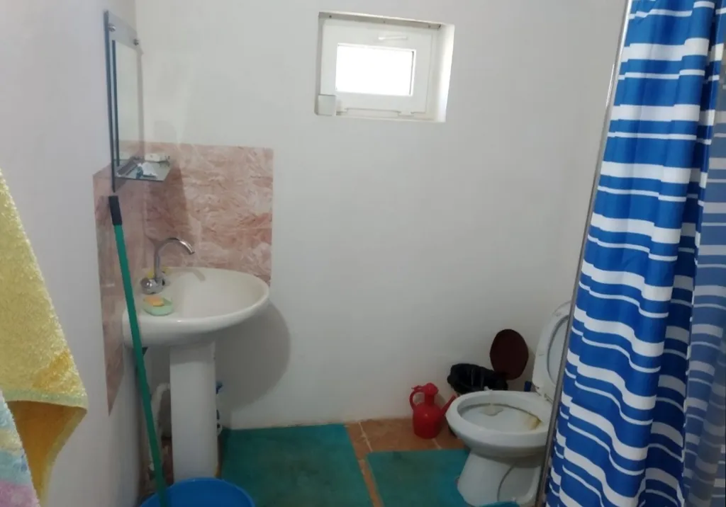 Двухэтажная дача с бассейном