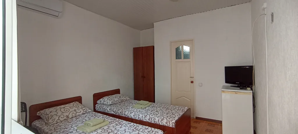 Квартира Уютный номер на первом этаже в маленьком гостевом доме с бассейном — аренда посуточно в Витязево