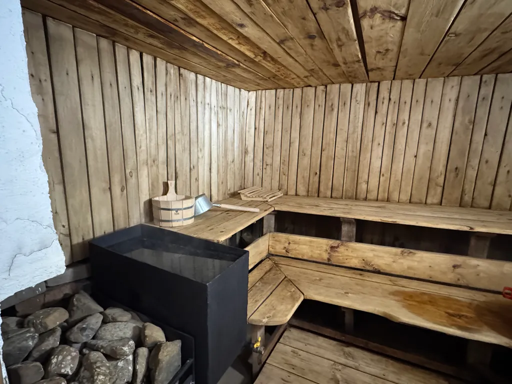 Отдельный уютный бревенчатый дом с баней в Абзаково