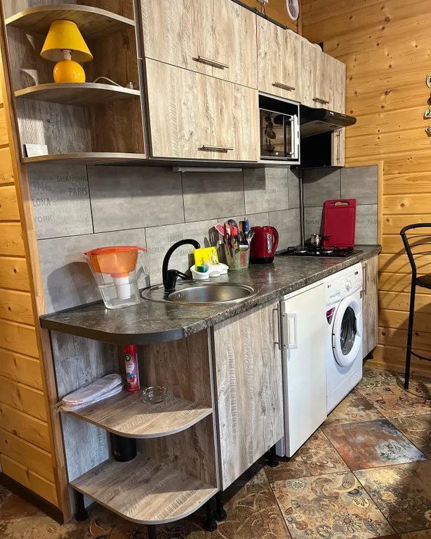 Студия с панорамными окнами и видом на горы