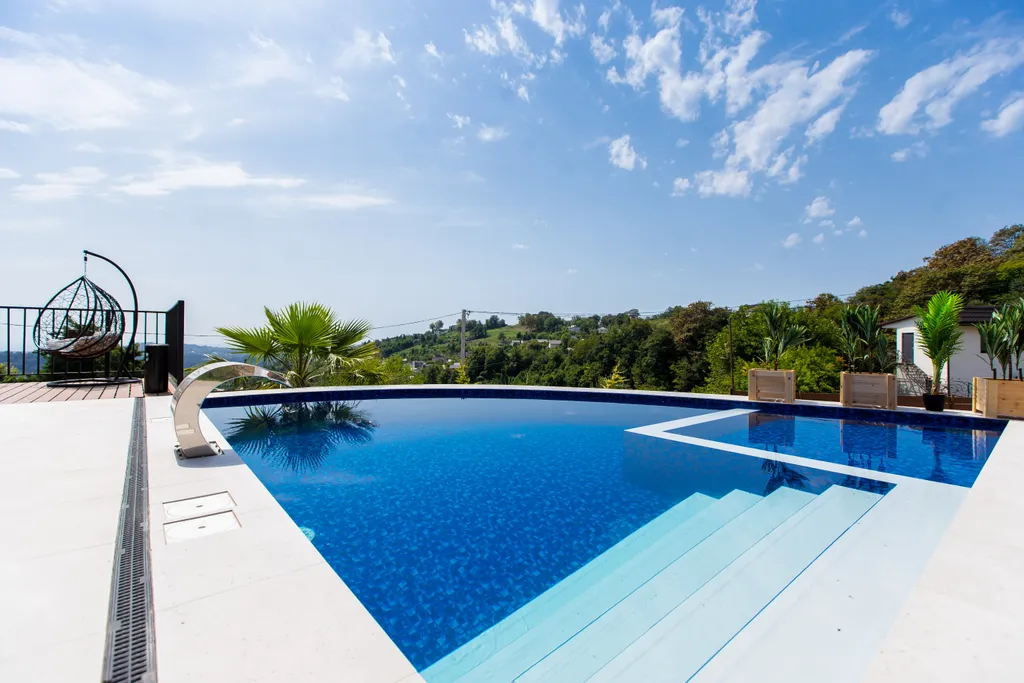 Вилла с теплым бассейном