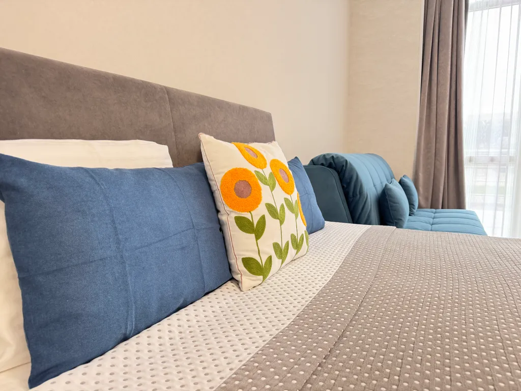 Просторная студия с террасой на первой линии в Сириусе