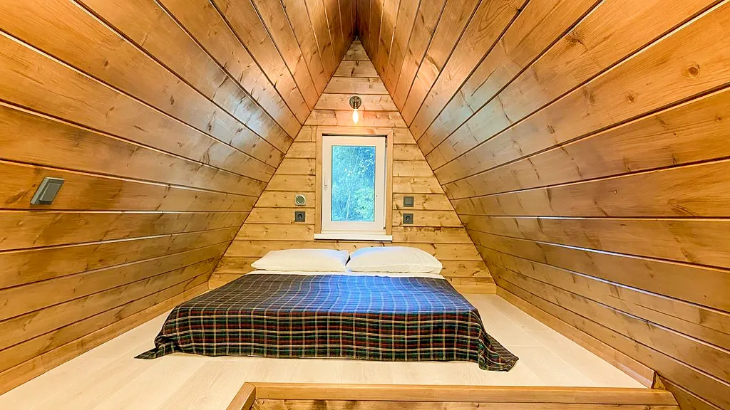 Домик в лесу вблизи от города в стиле A-frame