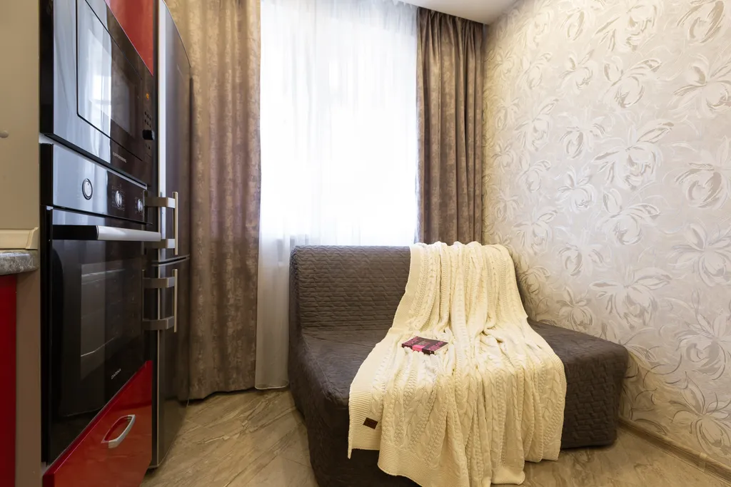 Рядом живописный пруд для зимних прогулок