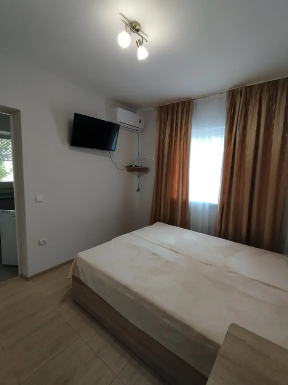 Уютная комната с кухней и беседкой  в частном доме