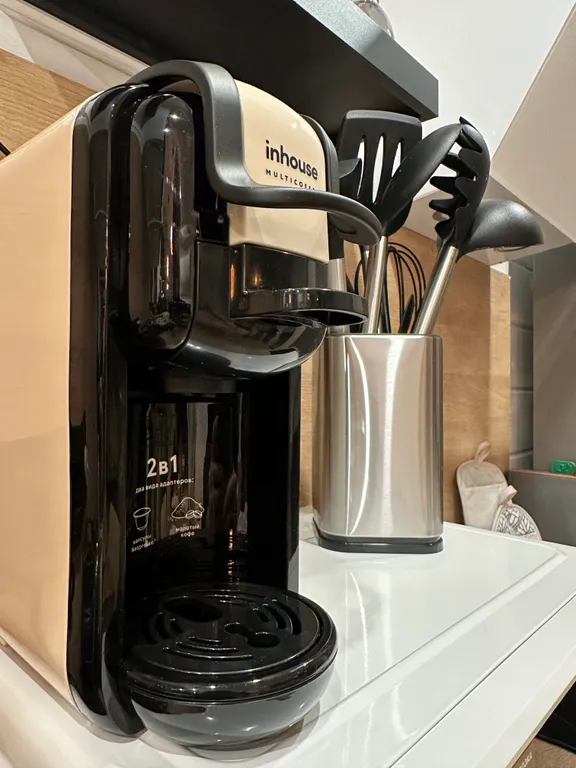 Дом на холме у леса