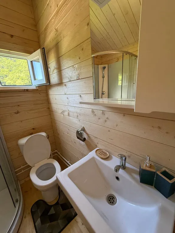 Уютный домик в горах недалеко от моря