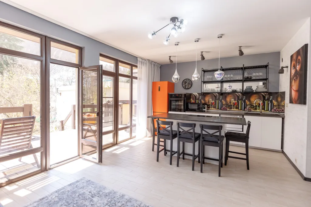 Двухэтажный дом с видом на горы, террасой и парковкой