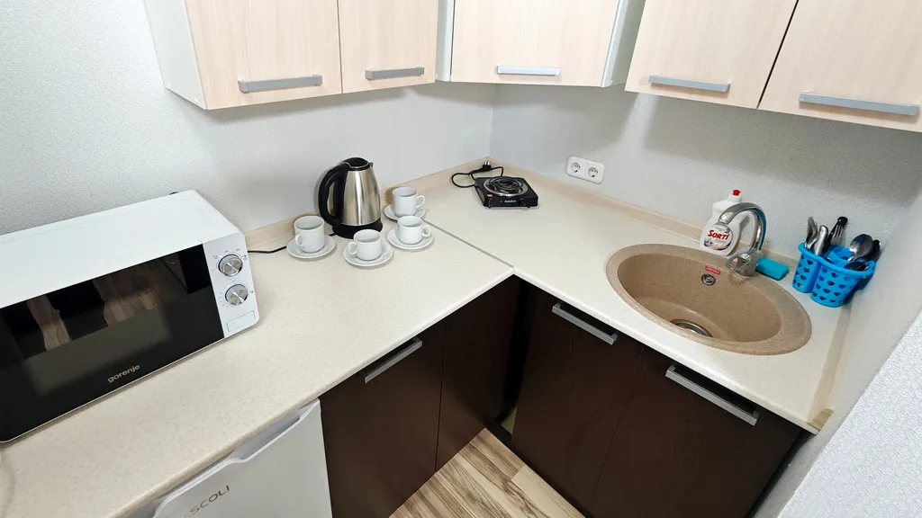 Белая студия стандарт с кухней и ванной комнатой