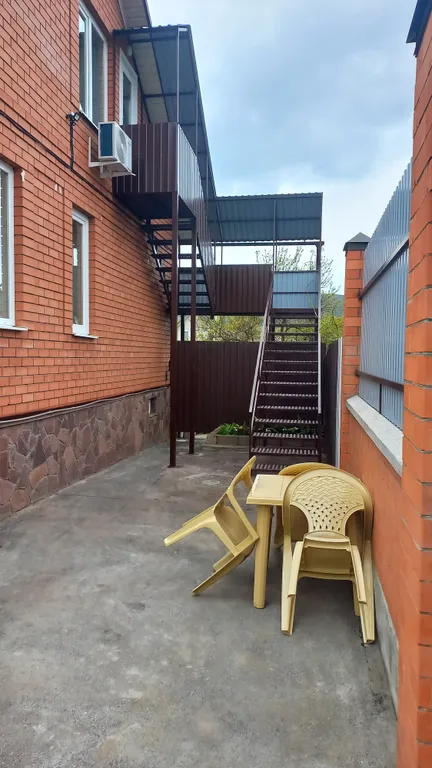 Уютная комната в доме с ванной комнатой