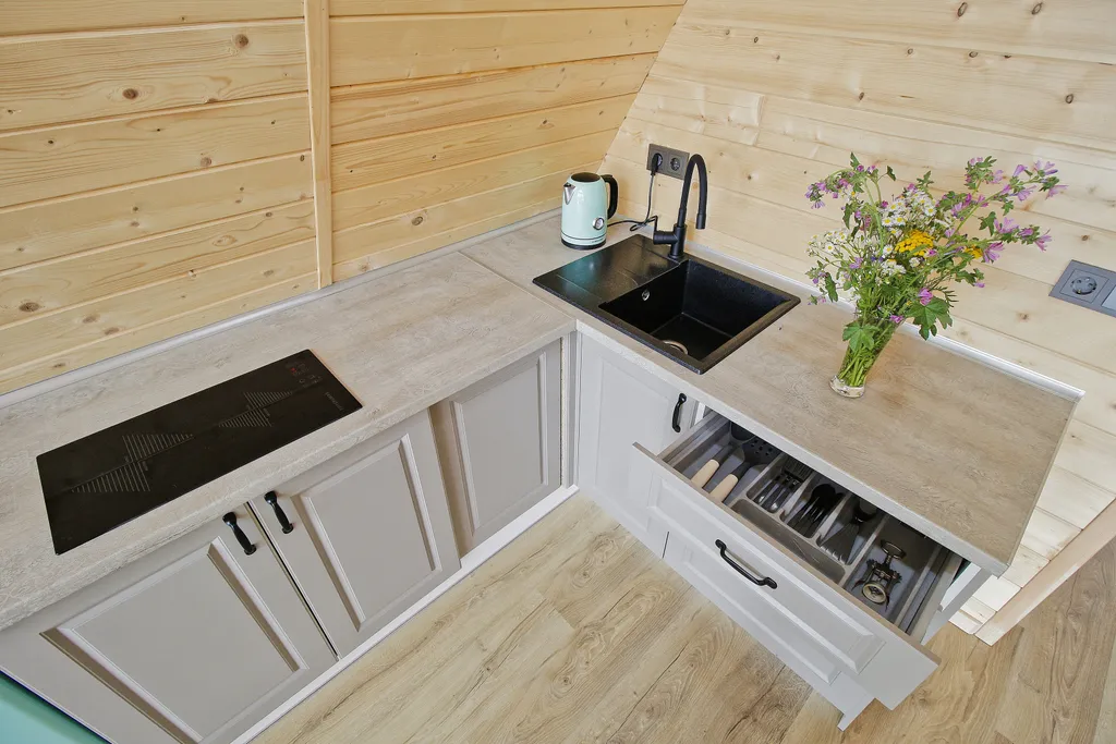 А-фрейм Ель на берегу реки