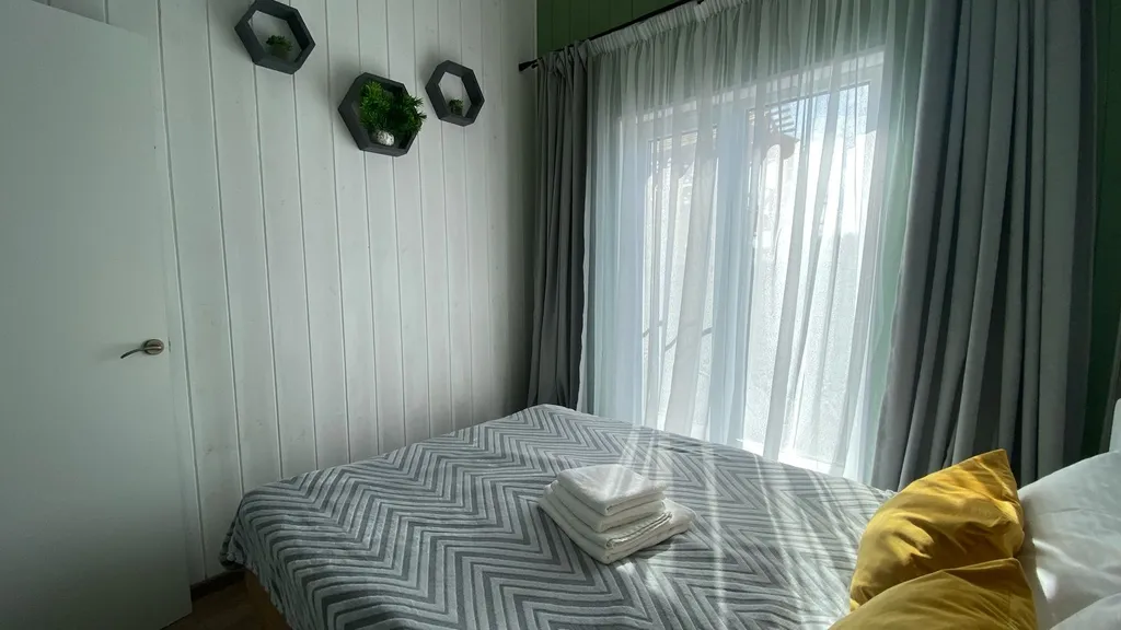 Новый стильный дом с камином