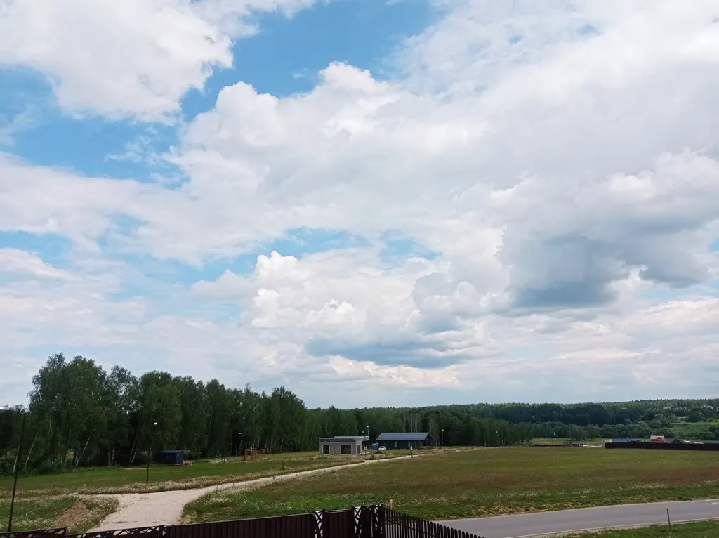 Двухэтажный дом с мангалом и костровой зоной