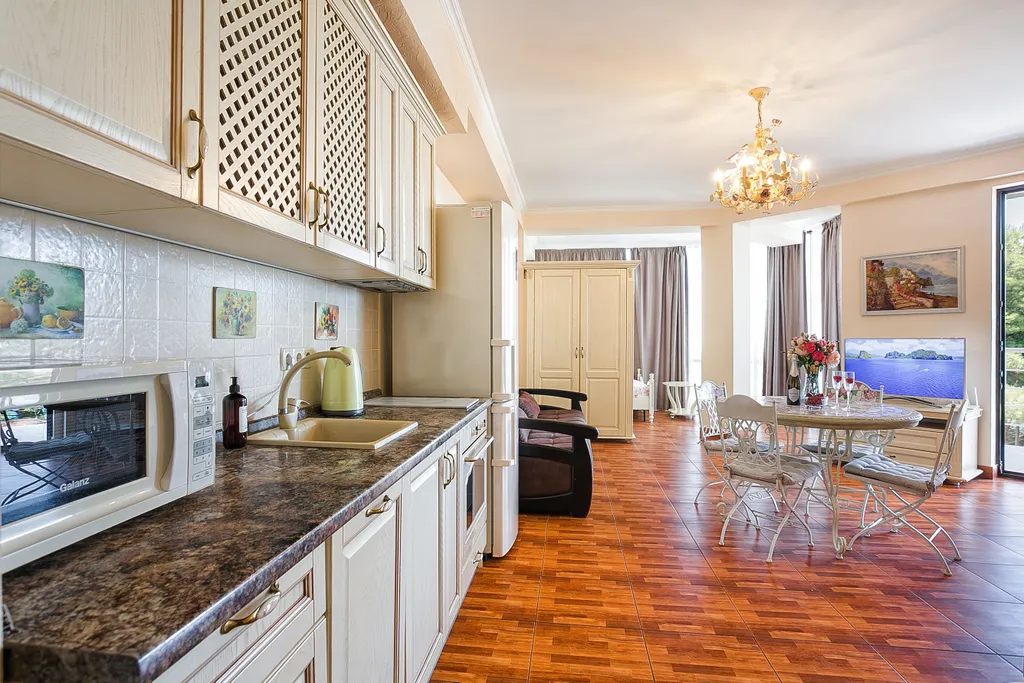 Просторная видовая двухкомнатная квартира на берегу моря в Ливадии