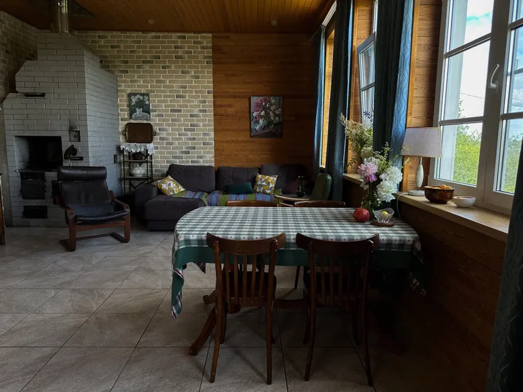 Усадебный дом с видом на реку, берег с мостками и рыбной ловлей