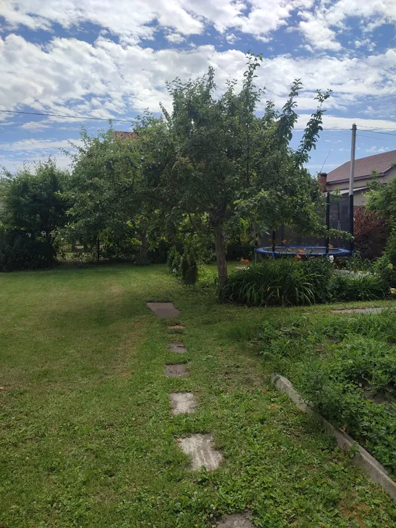 Дом с камином, красивой беседкой  большой территорией недалеко от моря