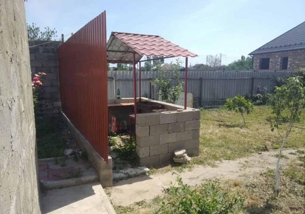 Двухэтажная дача с бассейном