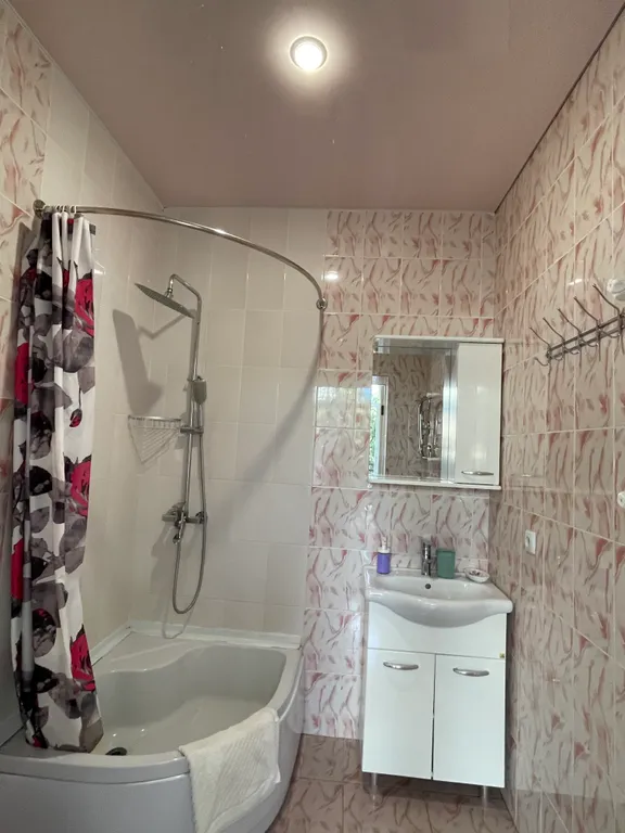 Четырёхместный номер  люкс с балконом с видом на город и горы