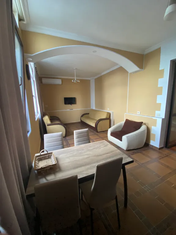 Уютная квартира с большими окнами и красивым видом