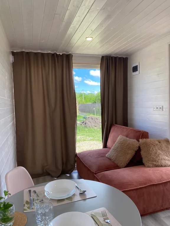 Домик с панорамными окнами и беседкой