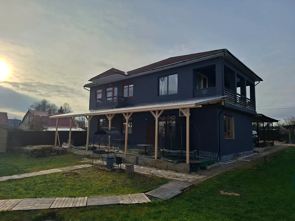 Коттедж с гостиной и столовой