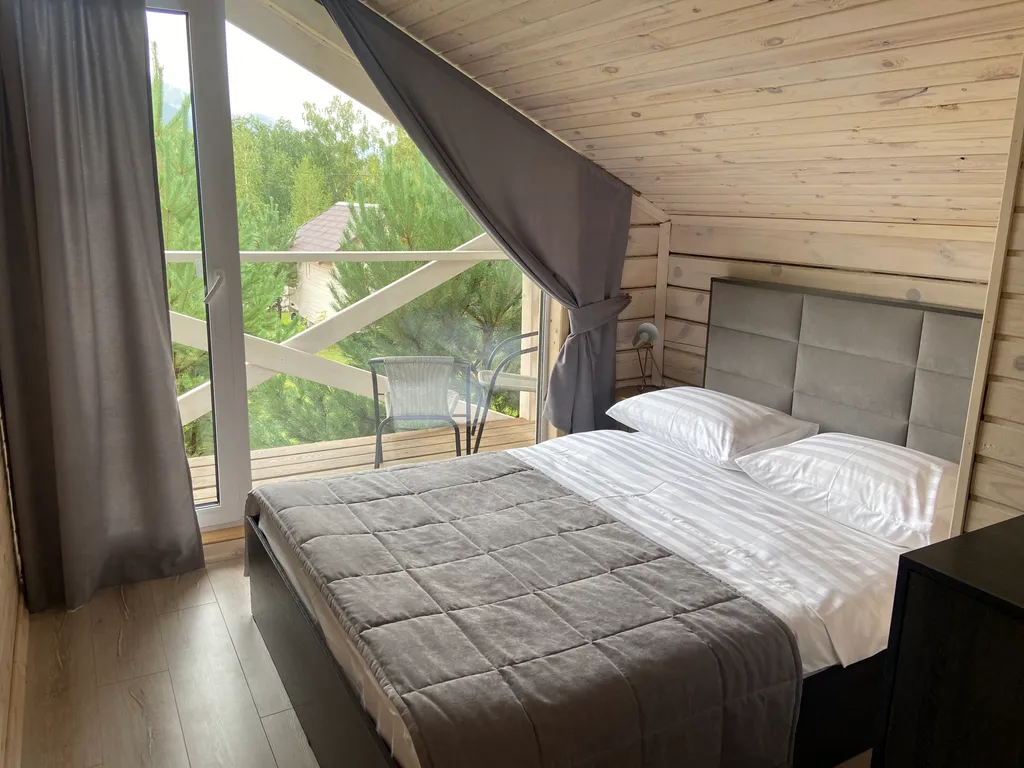 Уютный двухэтажный дом с двумя спальнями, с прекрасным видом на горы